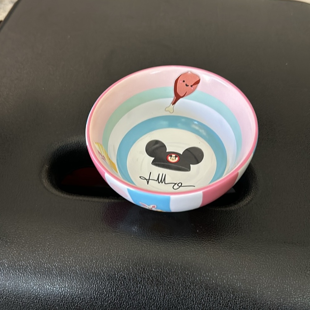 Disney three piece ceramic bowl set each uniquely their own 4 1/2 5 1/2 and7 1/2 - Picture 7 of 11